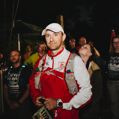 Moderner Ultralauf im Sonnenaufgang