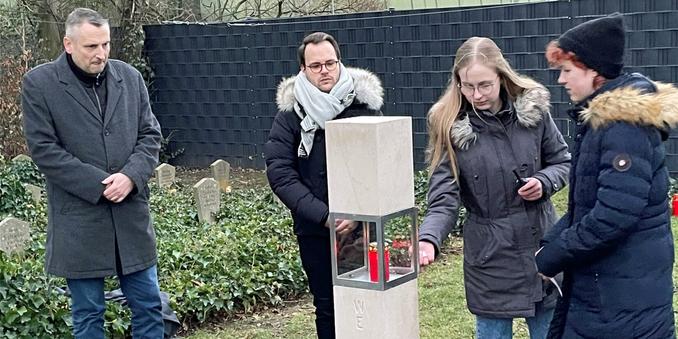 Im Jahre 2023 weihten sie die vom AFG gespendete Stele auf der „Gedenkstätte Zwangsarbeit“ ein: (v. l.) Schulleiter Marcel Damberg, Lehrer Johannes-Joachim Brysch sowie die Schülerinnen Finja Marie Franke und Sofie Menzel.