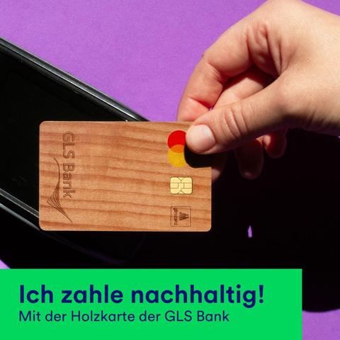 Bild von der GLS Holzkarte mit dem Satz "Ich zahle nachhaltig!"