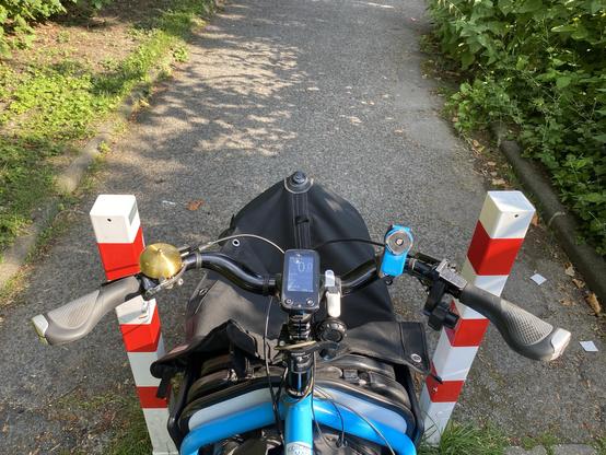 Ein Fahrrad zwischen zwei eng gesetzten Pollern 