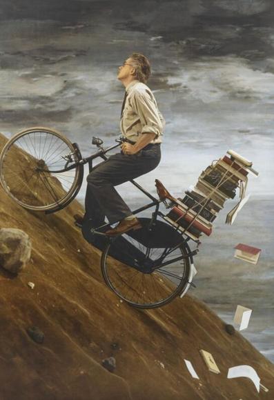 Eine Person aus einem Fahrrad fährt eine steilen Berg hoch. Auf dem Gepäckträger zahlreiche Bücher. Einige davon fallen den Abhang hinunter. 
Das Bild wirkt düster mit grauen Wolken und der Berg ist ohne jegliches Grün.