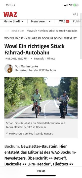 Das Bild zeigt zwei Radfahrer, die auf einem speziellen Radweg neben einer Grünanlage fahren. Der Kontext ist ein Artikel über eine neue Fahrradautobahn in Bochum, Deutschland. Der Text ist auf Deutsch und enthält den Titel, den Autor und einige Angaben zur Veröffentlichung.