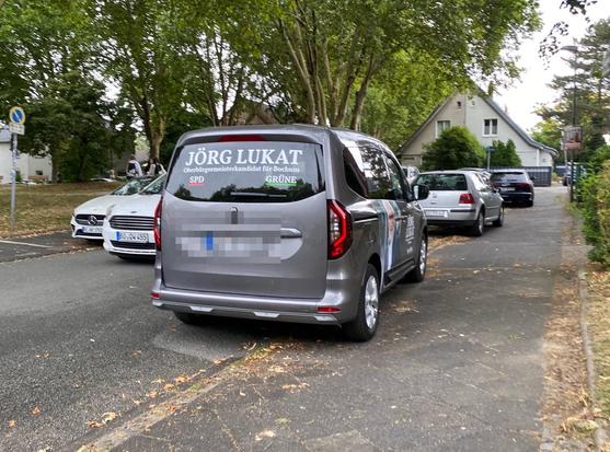 Ein Fahrzeug parkt auf einem Gehweg auf der Windschutzscheibe ist Aufdruck Jörg-Lukat“ der Oberbürgermeister Kandidat von rot-grün für Bochum
