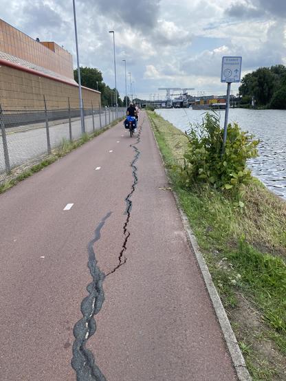 Ein Riss im Belag des Radweges.