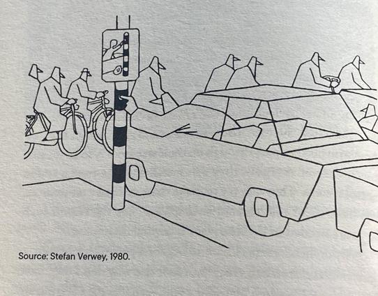 Eine stilisierte Illustration, die eine Verkehrsszene darstellt. Zu sehen sind mehrere Figuren auf Fahrrädern und in Autos sowie ein Verkehrssignal. Ein Autofahrer lehnt sich aus dem Fenster und drückt auf den Anforderungskontakt an der Ampel. 

Das Kunstwerk zeigt einfache Strichzeichnungen, die Bewegung und städtisches Leben vermitteln. Das Bild wird Stefan Verwey zugeschrieben, 1980