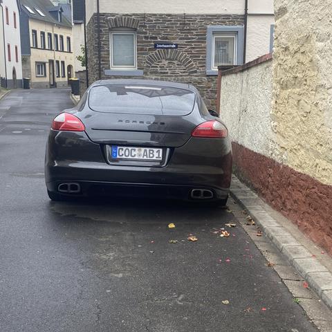 Ein Auto mit dem Kennzeichen coc-ab