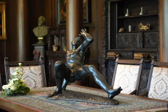 Bronzefigur  ist einer athletischen Haltung