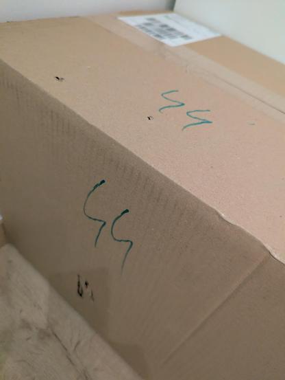 Ein Foto von einem Paket. Auf zwei Seiten ist 44 geschrieben. Die Zahlen sehen aus wie SS-Runen.