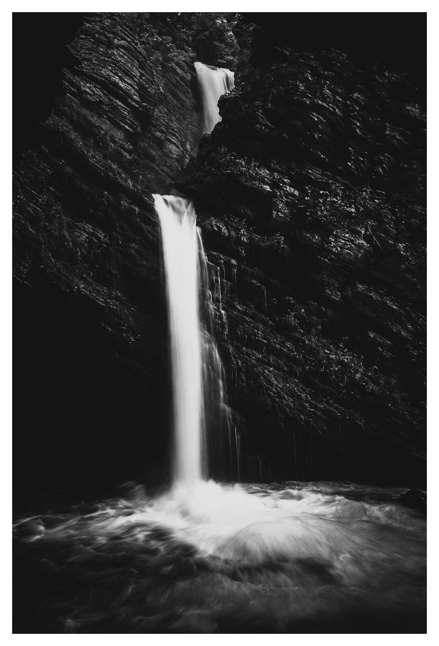 Schwarz-Weiß-Foto: Langzeitbelichtung eines Wasserfalls des Flusses Säntusthur in der Schweiz.
