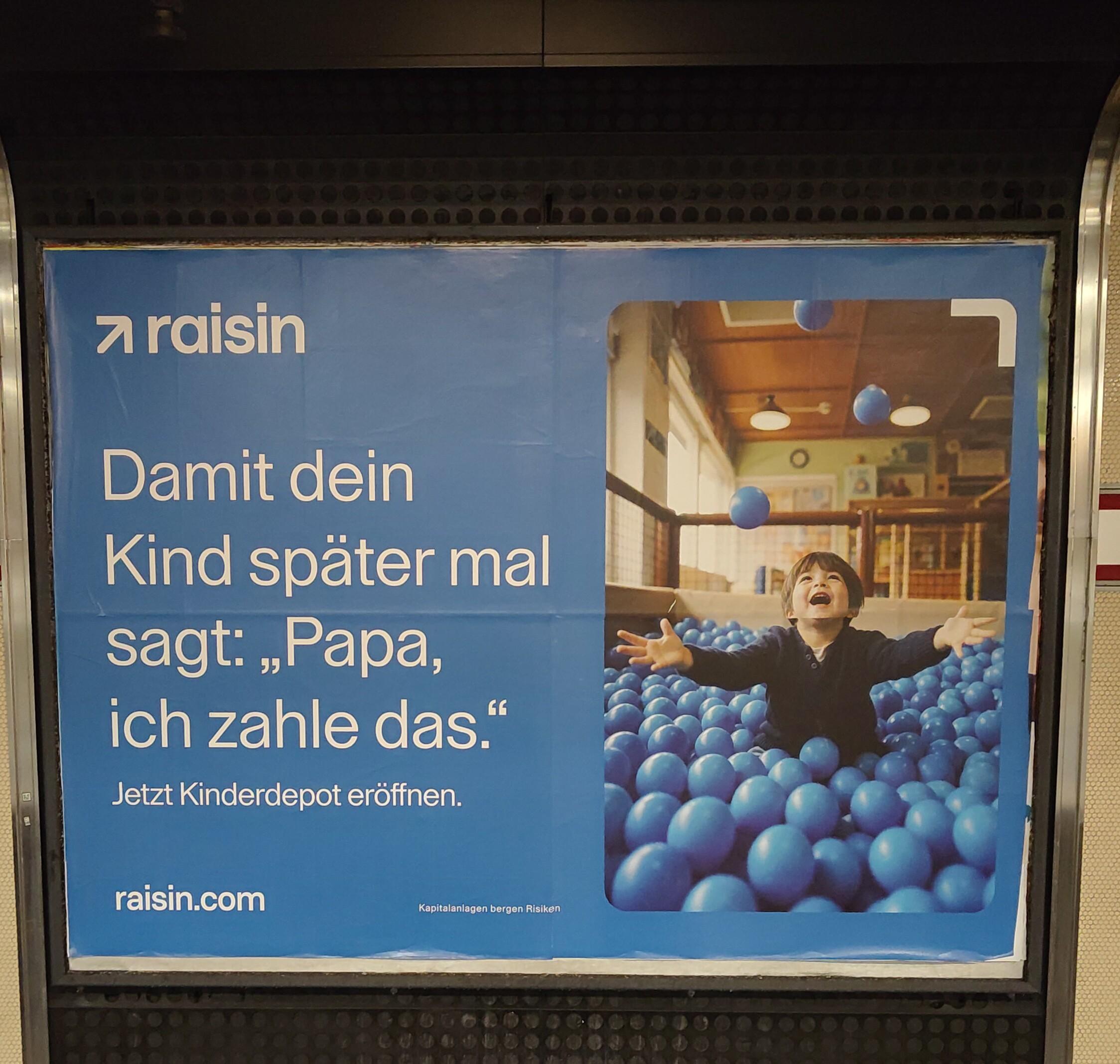 Ein Werbeplakat an einer Ubahnstation von einem Broker, der für Kinderdepots wirbt. Der Werbespruch ist "Dsmitbdein Kind später mal sagt: 'Papa, Ich zahle das. ' Jetzt Kinderdepot eröffnen."