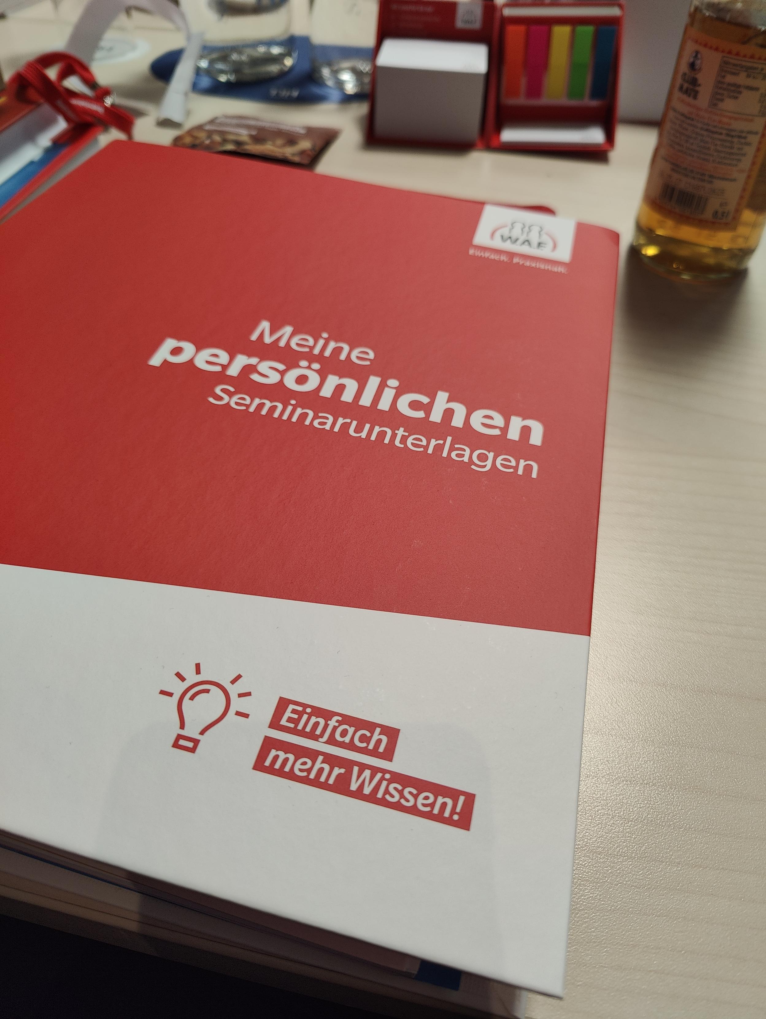 Tisch auf dem verschiedene Utensilien vom Veranstalter für das Seminar liegen