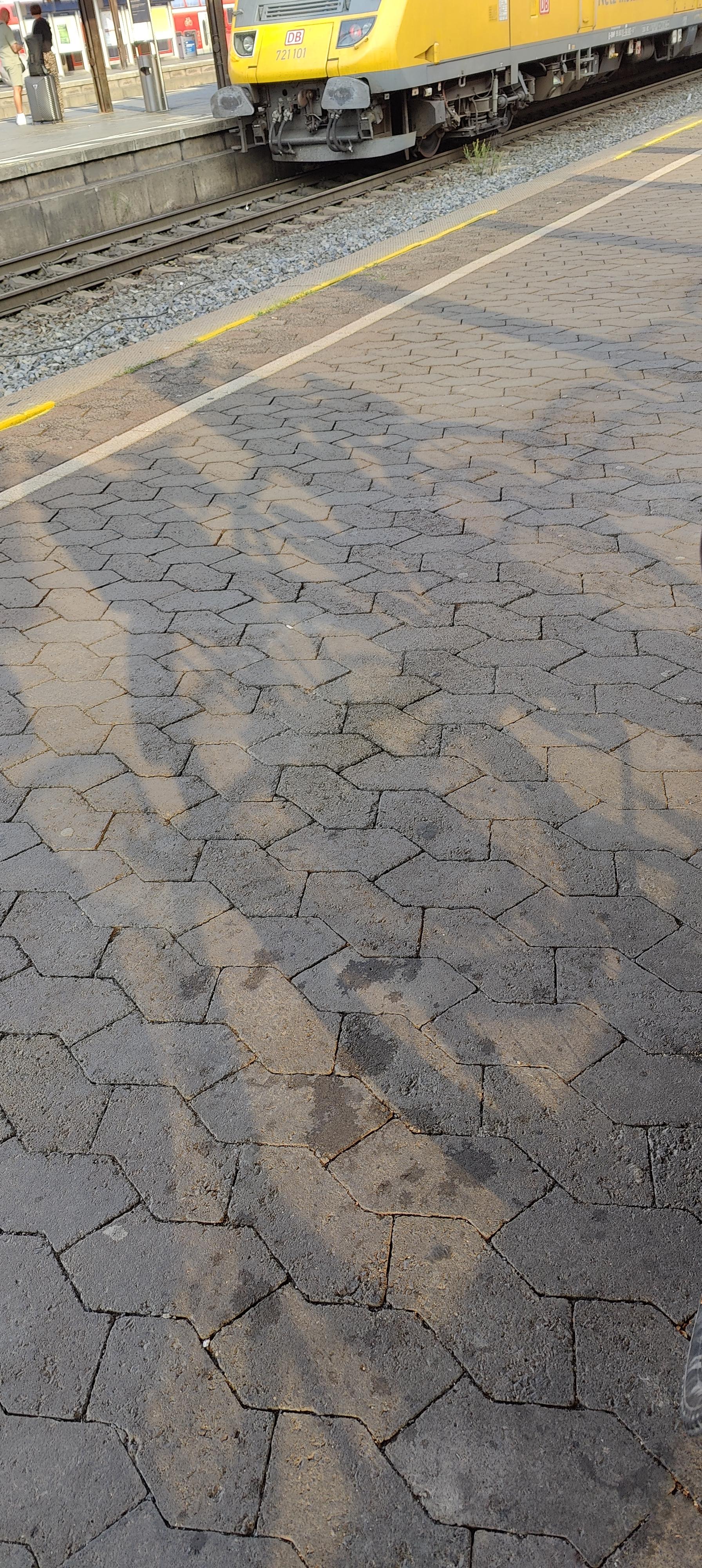 Schatten von Bibo auf dem Bahnsteig