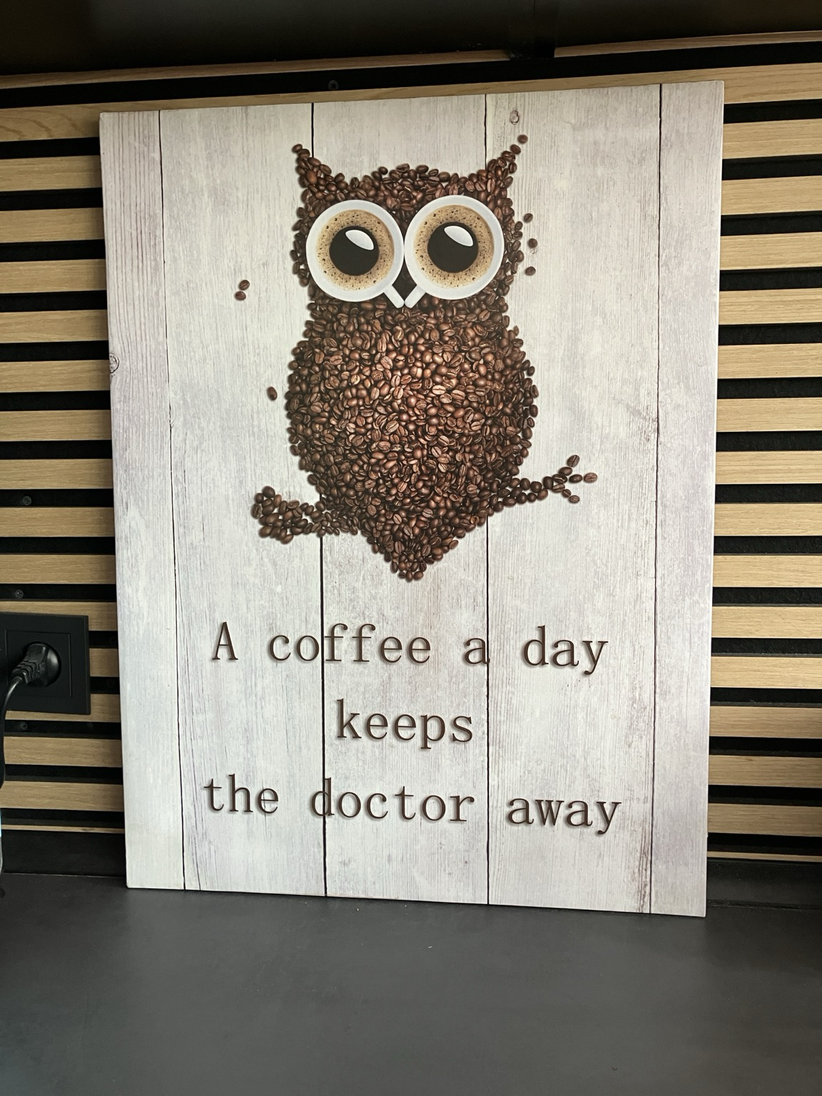 Schild in einer Küche „a coffee a day keeps the doctor away“