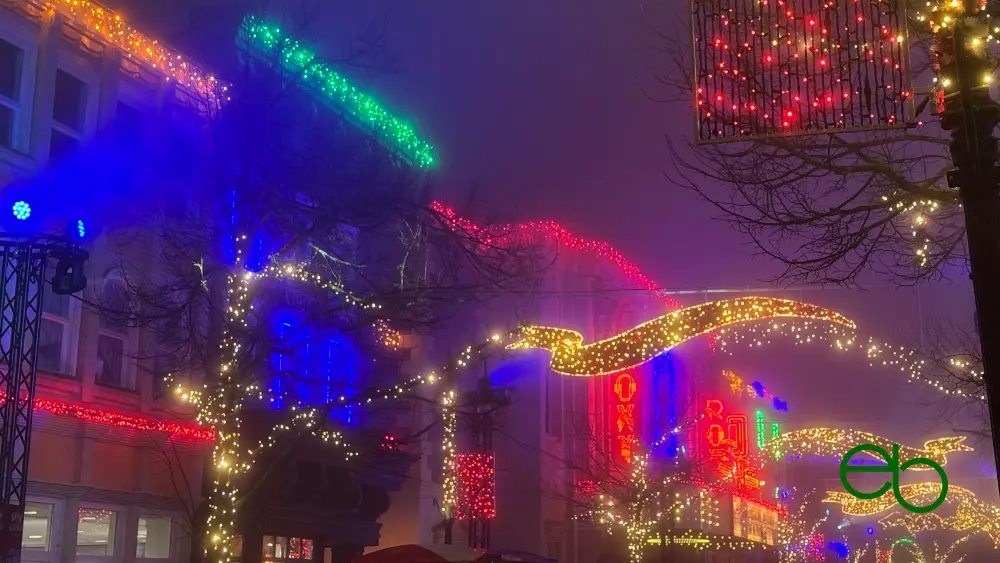 Weihnachtsbeleuchtung in rot, orange, gelb, grün und blau an Gebäuden und der Straße im Moviepark Bottrop - Red, orange, yellow, green and blue illumination at the American Christmas Event, Moviepark, Bottrop (Germany)