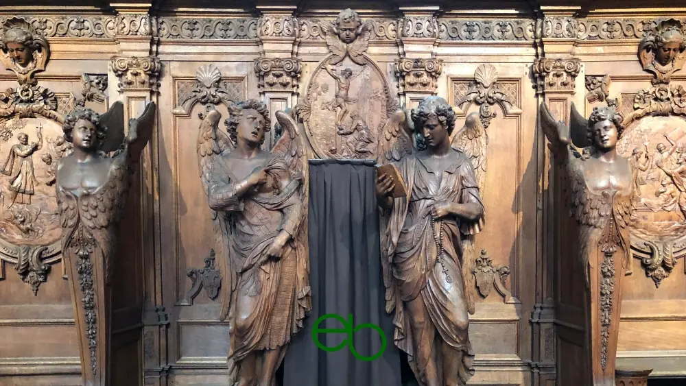 Wooden wall cladding with ornaments and four larger figures